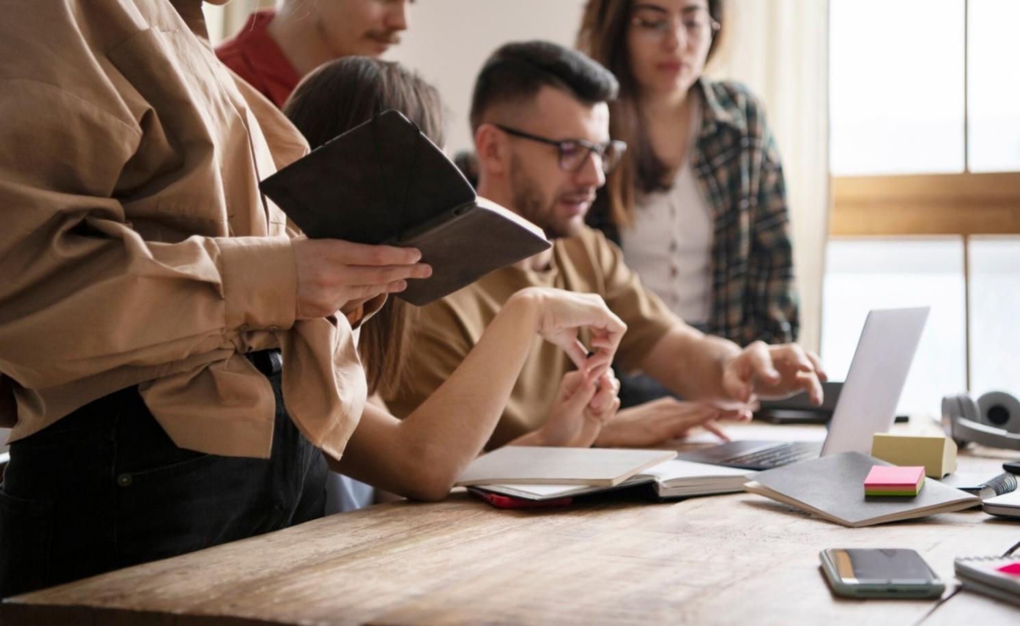 Equipo trabajando en análisis financiero de presupuestos por actividades